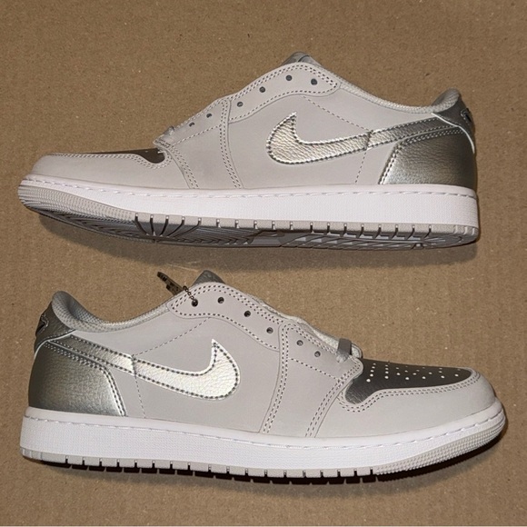 Nike Air Jordan 1 Retro Low OG Shoes Gray Metallic Silver CZ0790-002 Men's NEW - Picture 2 of 6